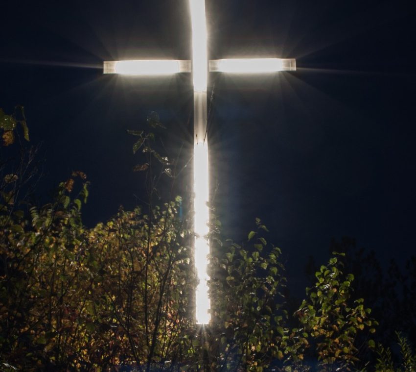 croix lumineuse située à Fugèreville