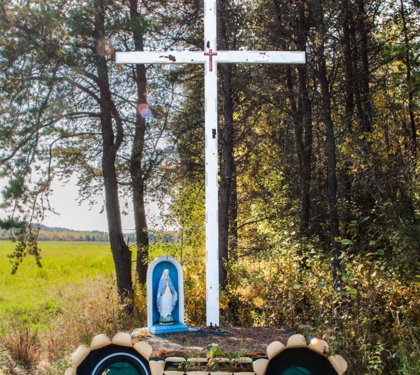 croix de chemin située à Latulipe, au Témiscamingue, entourée de pneus faisant office de fleurs