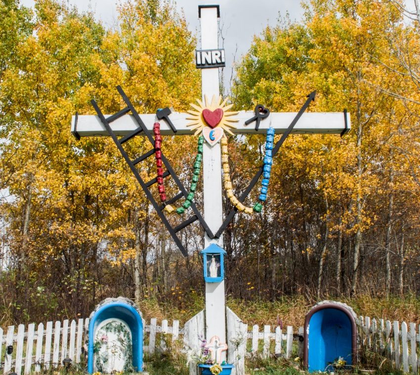 croix de chemin située à Nédélec au Témiscamingue, décorée de chapelets et entourée de St-Vierge
